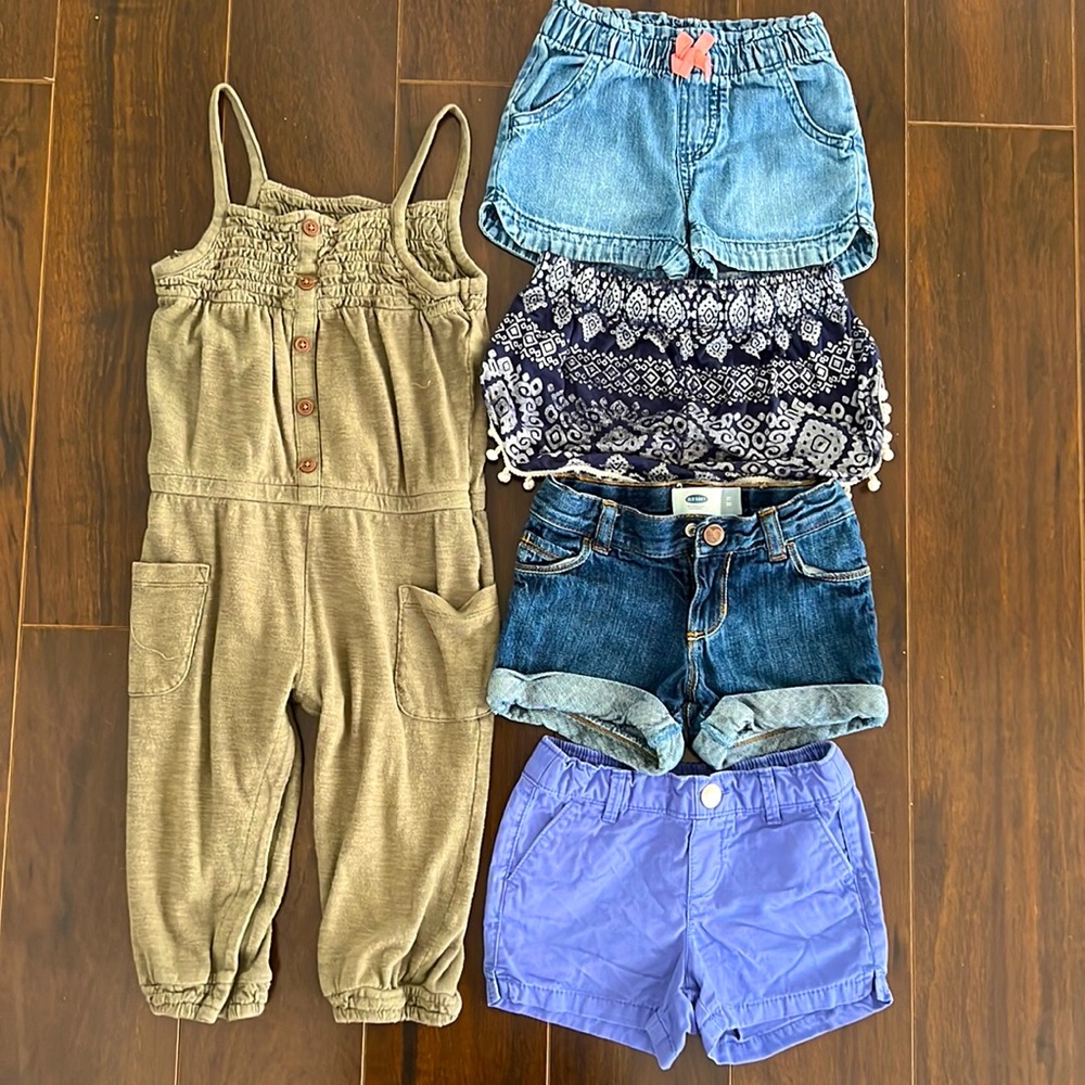 Kids Bundle!!! Girls size 3T. Bundle includes; 4 pairs of shorts, 1 jumper.